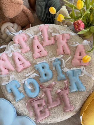 Jaro v každém detailu 🌷 Barvy, které rozzáří dětský svět – jemná růžová, něžná modrá a láska ukrytá v každém stehu 💕...