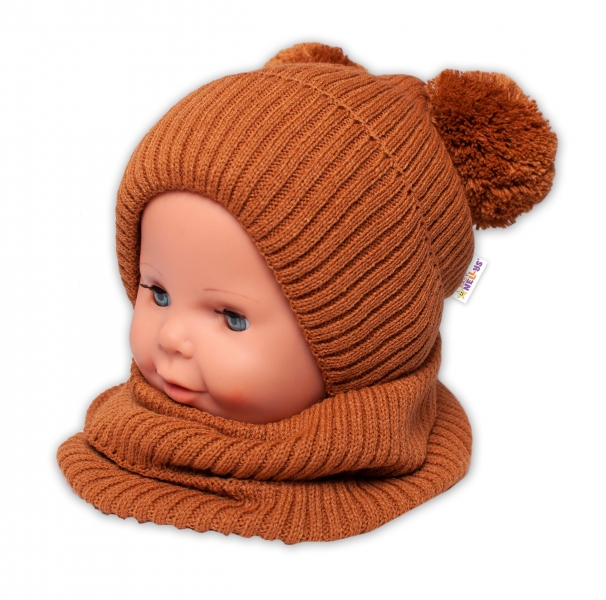 BABY NELLYS Zimní pletená čepice + nákrčník - hnědá s bambulkami Velikost koj. oblečení: 92-98 (18-36m)