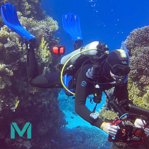 Instruktor potápění z Maxdives s výbavou pro focení pod vodou od Divevolk
