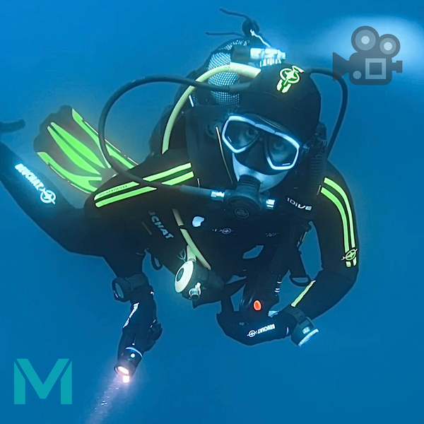 Potápěčka z Max Dives při ponoru v Chorvatsku
