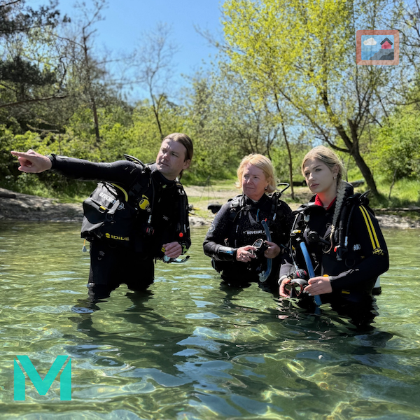 Instruktor potápění z Max Dives vede předponorovou přípravu v lomu u Brna