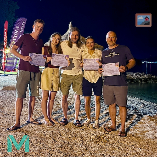 Instruktor potápění z Max Dives se svými studenty po úspěšném dokončení kurzů v Chorvatsku