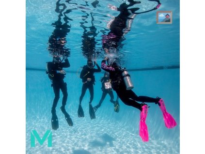 Ponor na zkoušku v bazénu pro 2 PADI Brno
