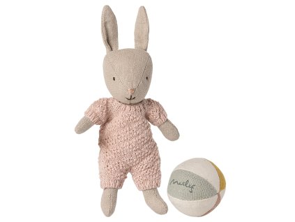 Maileg Zajíček v pleteném pyžamku s míčem Rose  Maileg Bunny Set, Micro - Sand - Rose