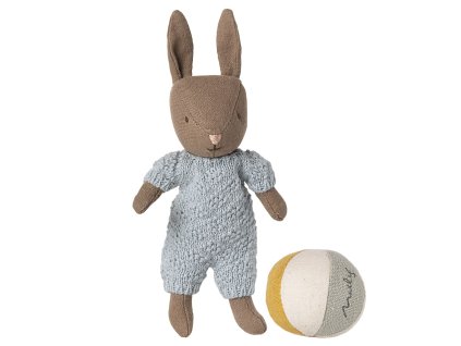 Maileg Zajíček v pleteném pyžamku s míčem Blue  Maileg Bunny Set, Micro - Brown - Blue