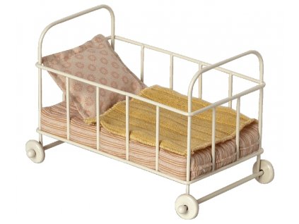 Maileg Dětská postýlka na kolečkách růžová  Maileg Baby Cot Rose Micro