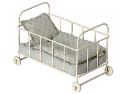 Maileg Dětská postýlka na kolečkách modrá  Maileg Baby Cot Blue Micro