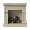 Maileg Malá dřevěná krbová římsa Off White  Maileg Fireplace, Mouse - Off White