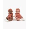 minikane vetements poupees bambinis 47cm yaelle augustine habillee de sa barboteuse olivia et headband en double gaze marsala assis duo