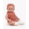 minikane vetements poupees bambinis 47cm yaelle habillee de sa barboteuse olivia et headband en double gaze marsala assis