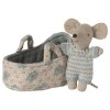 Maileg Myší miminko v bavlněném košíčku Blue  Maileg Baby Mouse in Carry Cot - Blue
