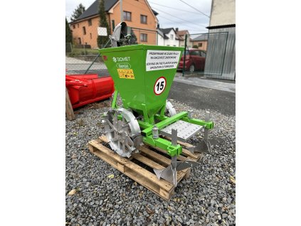 Jednořádkový sazeč BOMET za traktor