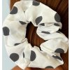 2563 2 scrunchies gumicka do vlasu bila s puntiky