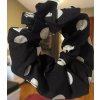 2575 3 scrunchies gumicka do vlasu cerna s puntiky