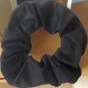 2581 4 scrunchies gumicka do vlasu cerna 13 cm