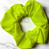 2605 2 scrunchies gumicka do vlasu zluta neon