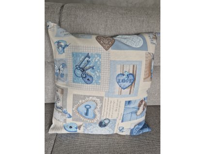Polštářek - Modrá srdce na béžové