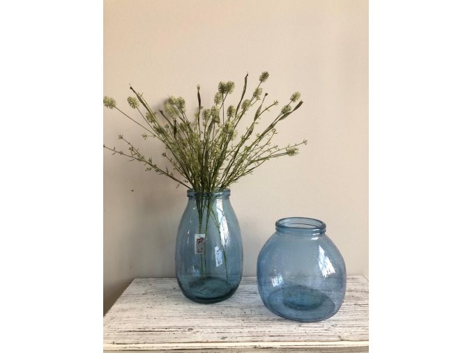 Modré kropenaté vázy z recyklovaného skla