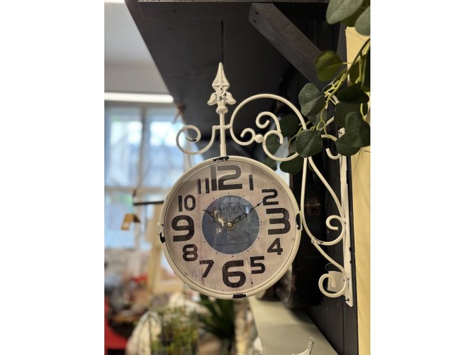 6339 2 prostorove bile hodiny s modrym vnitrkem