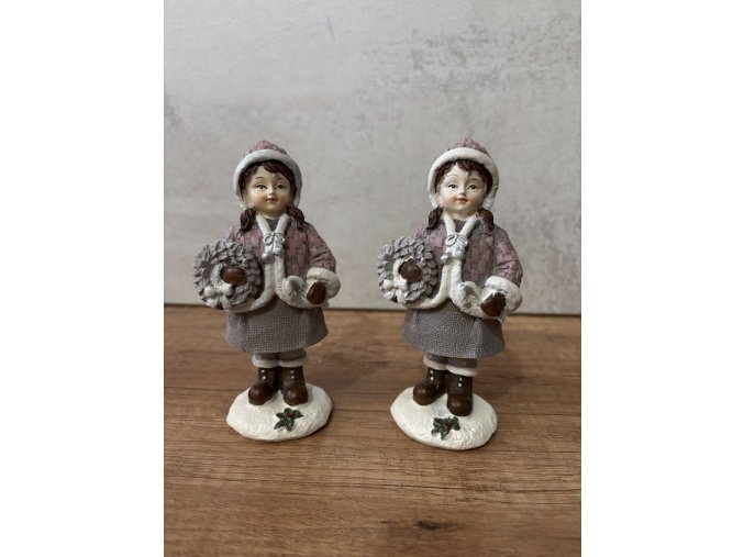 Panenka s věnečkem v ruce