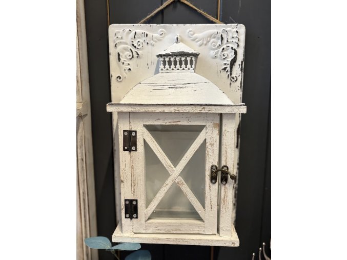 Dřevěná lucerna v bílé patině na plechové závěsné tabuli