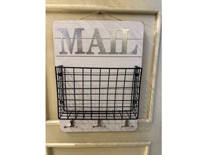 Dřevěná nástěnná polička Mail