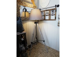 641 stojaci drevena lampa