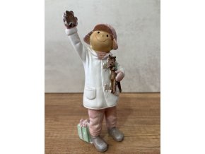 Zimní chlapeček v bílém kabátku