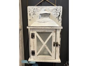 Dřevěná lucerna v bílé patině na plechové závěsné tabuli