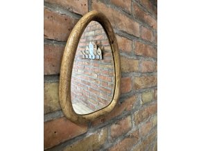 Zrcadlo v nepravidelném dřevěném rámu