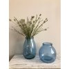 Modré kropenaté vázy z recyklovaného skla