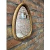 Zrcadlo v nepravidelném dřevěném rámu
