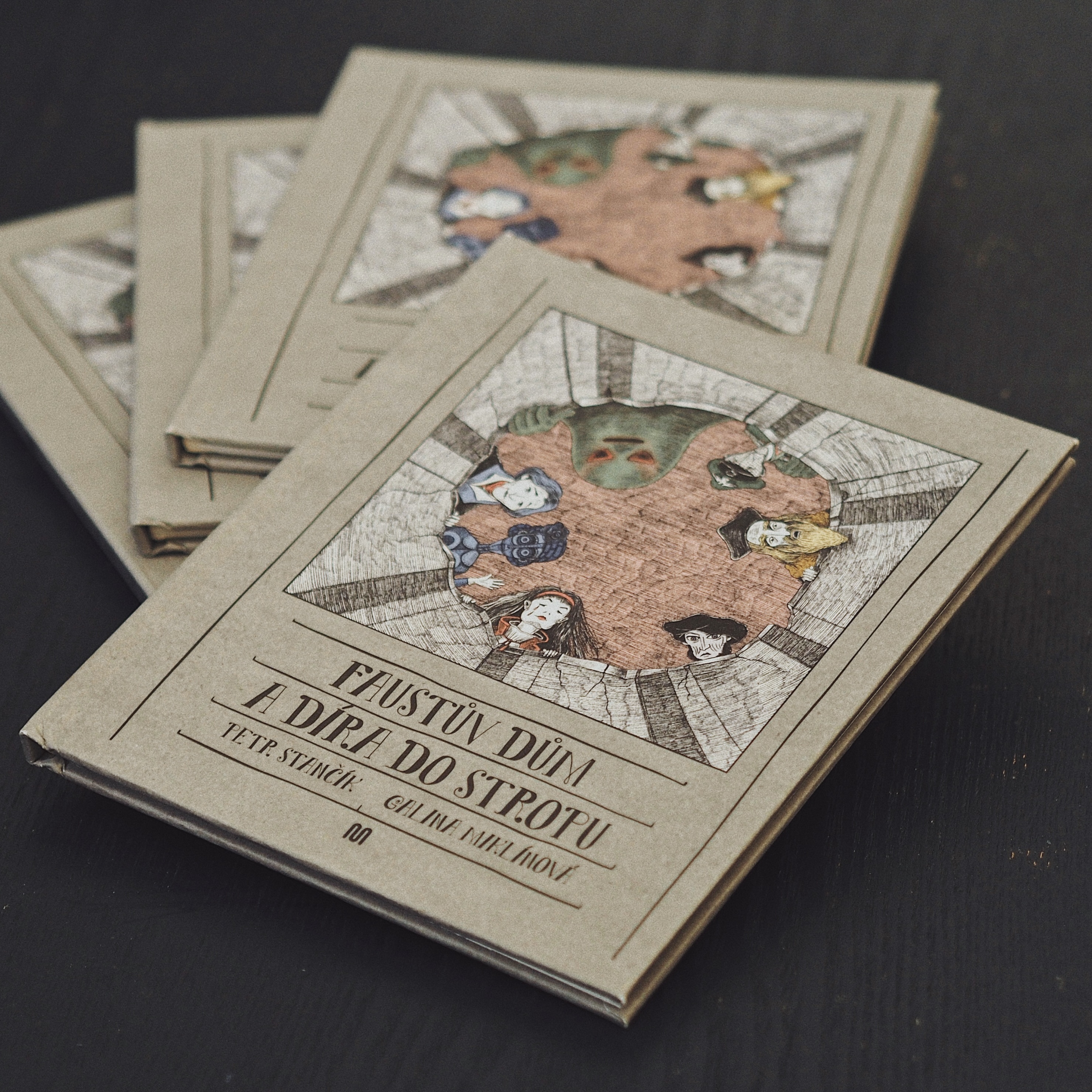 Před čtením knihu řádně vykropit svěcenou vodou