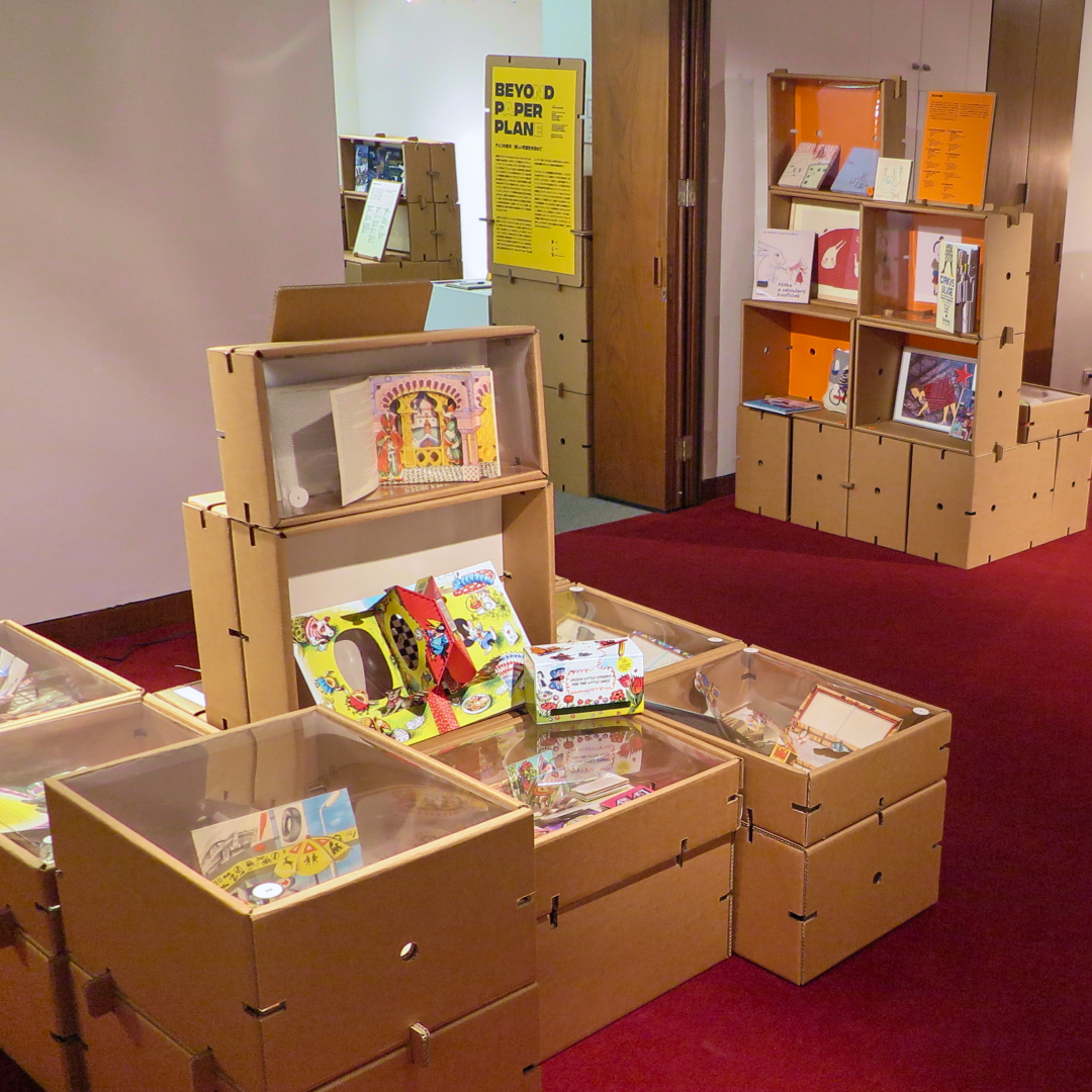 Beyond Paper Plane / Víc než jen placatý papír: o výstavě netradičních formátů české ilustrace s kurátorkou Emmou Hanzlíkovou