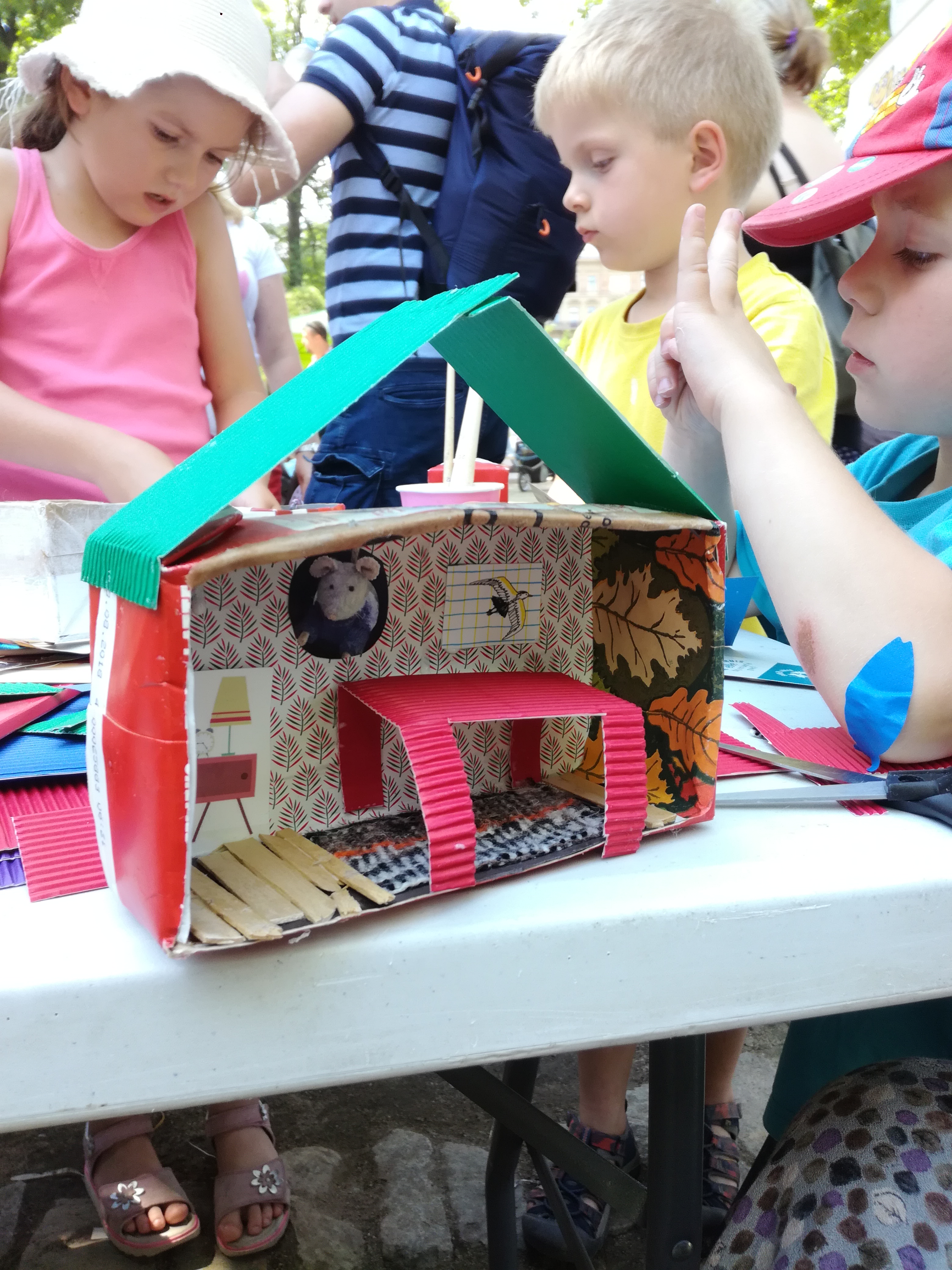 Fotoreportáž z Festivalu kreativního a logického hraní: Postav si svůj vlastní Dům myšek