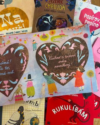 Srdce nebo knihu? 🩷📚 Co takhle oboje! 💝 Darujte k dnešnímu Mezinárodnímu dni darování knih svým blízkým, ale i sobě svou...