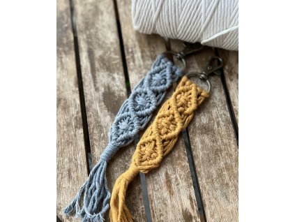 Macramé klíčenka přívěsek Šedá