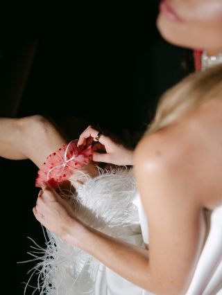 Krásný VALENTÝN!! Nový krátký župánek s puntíkatými rukávky je něžný… ale ten červený podvazek? Ten je odvážný. ❤️ Protože...