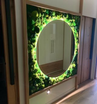 ✨ Zrcadlo, zrcadlo… řekni mi, kdo má nejzelenější interiér ze všech? ✨ Toto unikátní zrcadlo o průměru 130 cm jsme...