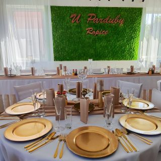 Dnešní renovace mechové stěny v příjemném prostředí U Parduby v Ropici, kde probíhají nejen krásné svatby, ale také různé...