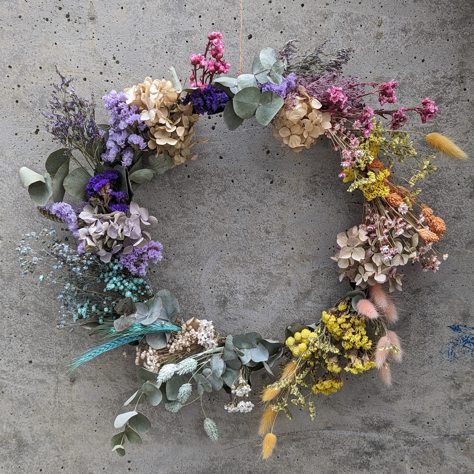 Věnce ze sušených a stabilizovaných květin – přírodní kompozice plné stylu a trvanlivého kouzla
