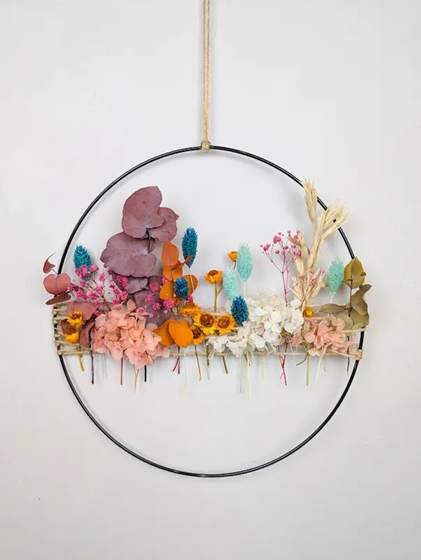 Dekorace na kovové obruči ze sušených a stabilizovaných rostlin – DIY krok za krokem