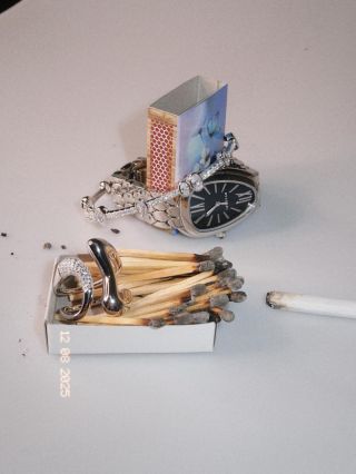 Kontrast rebelie a elegance. Meda je pro ženy, které mají v sobě jemnost i sílu.