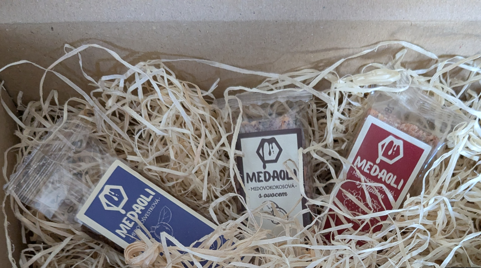 Proč nevyrábíme tyčinky z datlí a sázíme na med?