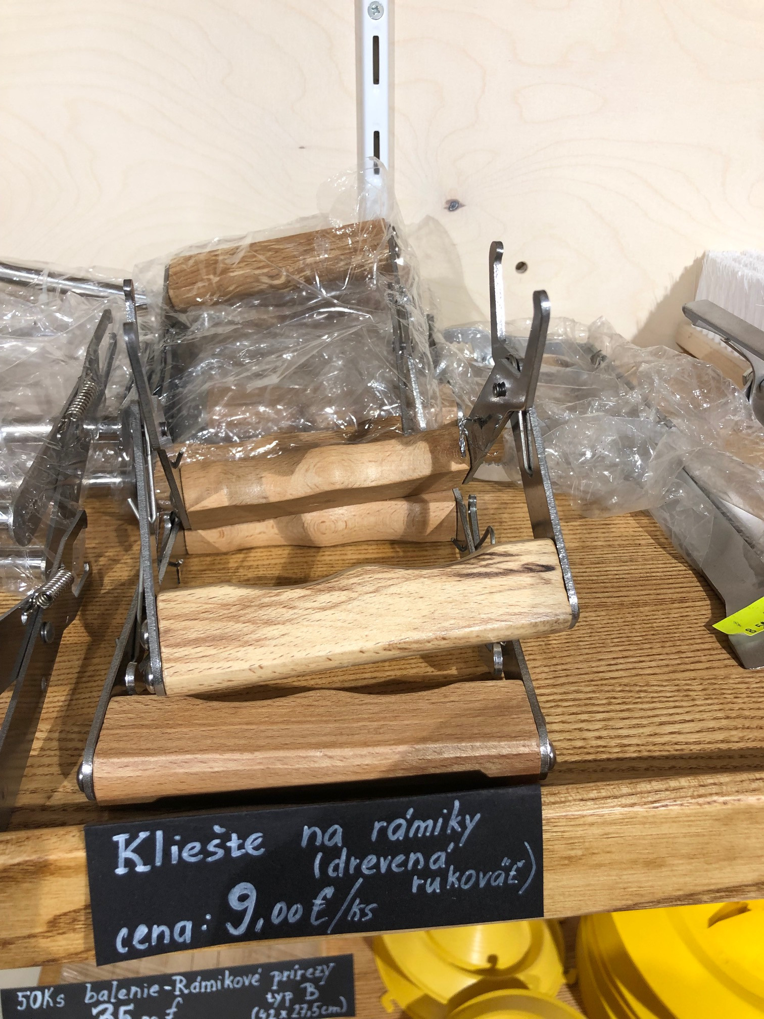 E-shop Apiprodukt Kliešte na rámiky s drevenou rukoväťou