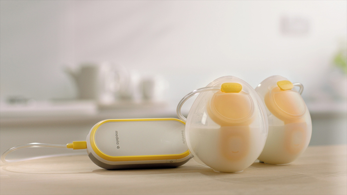 medela-freestyle-hands-free-odsavacka-lifestyle-4