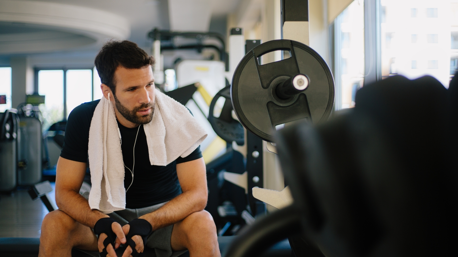 Speciální tréninkové pomůcky: Využití safety squat bar, trap bar a specializovaných strojů
