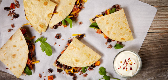 Quesadilly s quinoou, kukuřicí a černými fazolemi