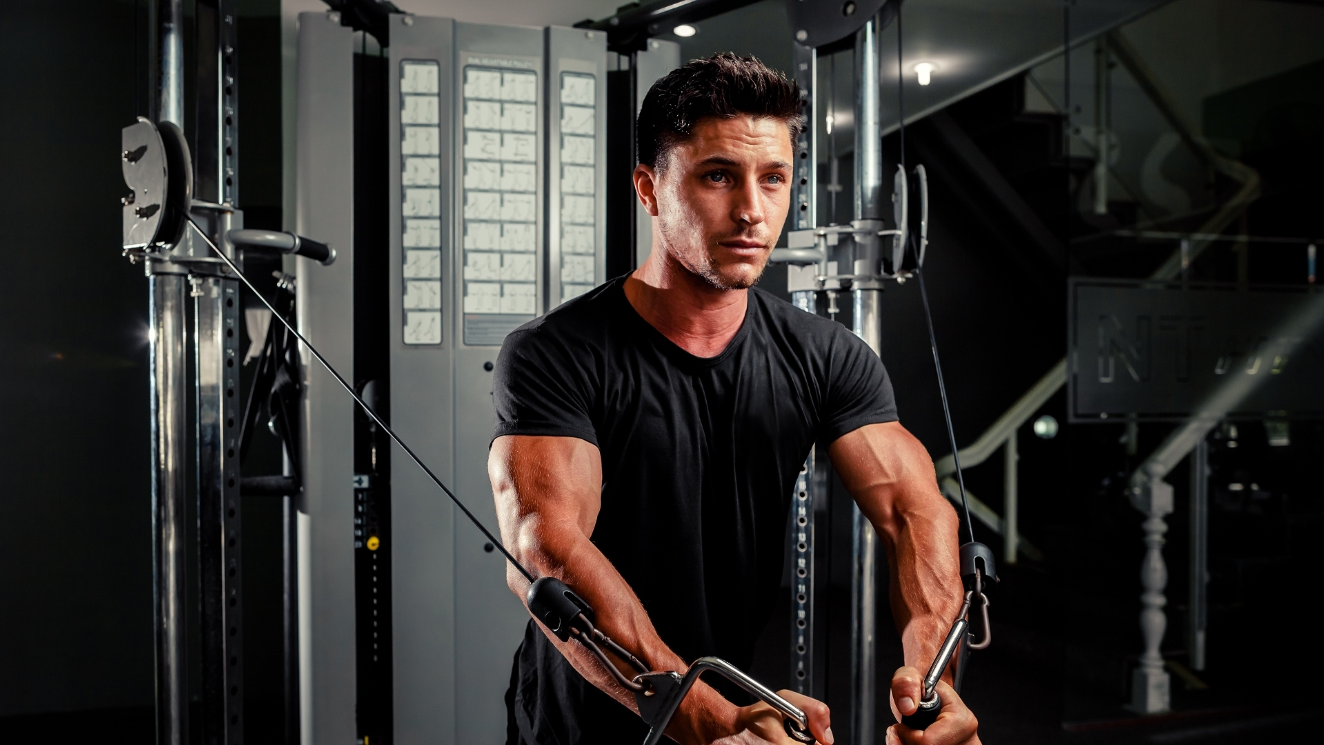 Pokročilá biomechanika cvičení: Jak poloha, úchopy a úhly ovlivňují zapojení svalů