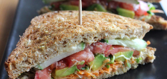 Veggie sandwich s hummusem a avokádem!